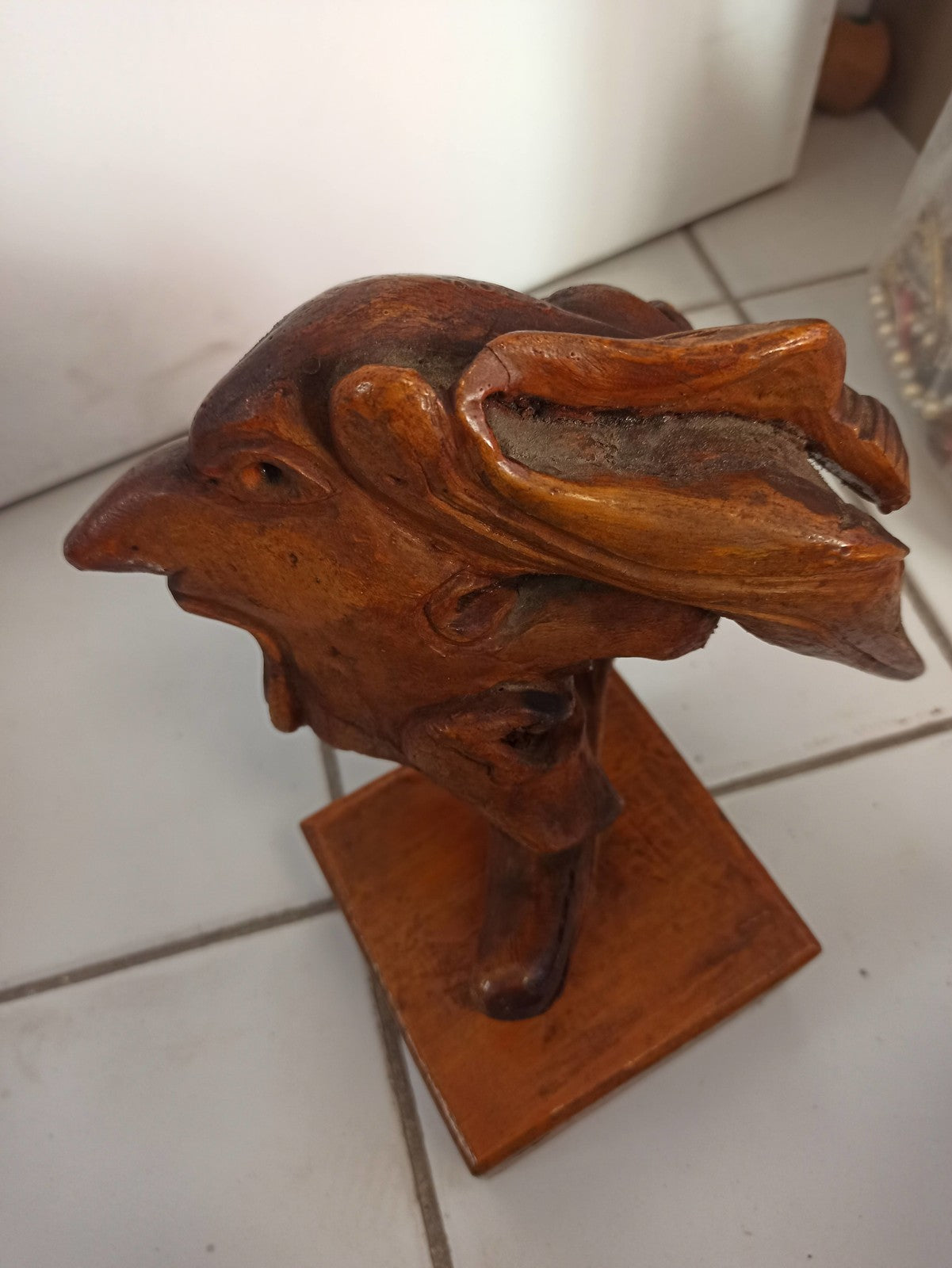 Sculpture vintage racine d’arbre visage stylisé, art ancien, pièce signée