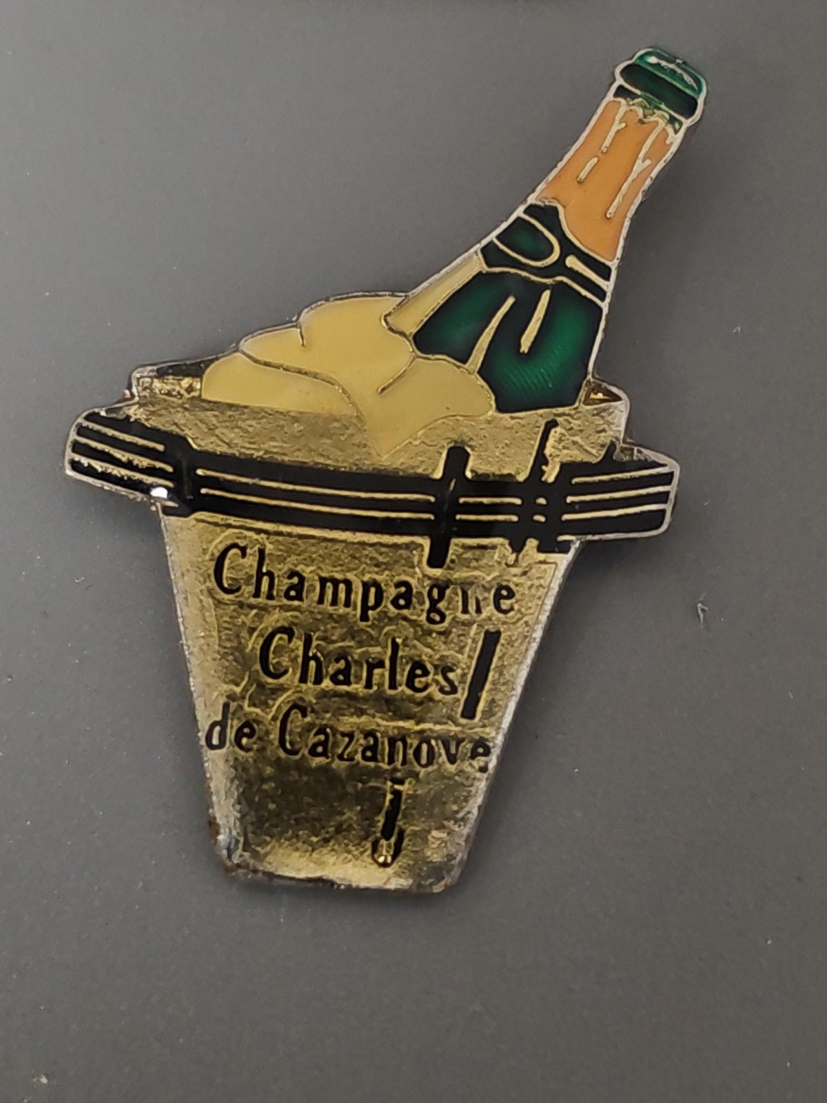 Pin's rétro ancien champagne Charles de Cazanove, collection vintage France