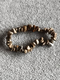 Bracelet chips pierres naturelles tons beige marron, bijou élastique minéraux