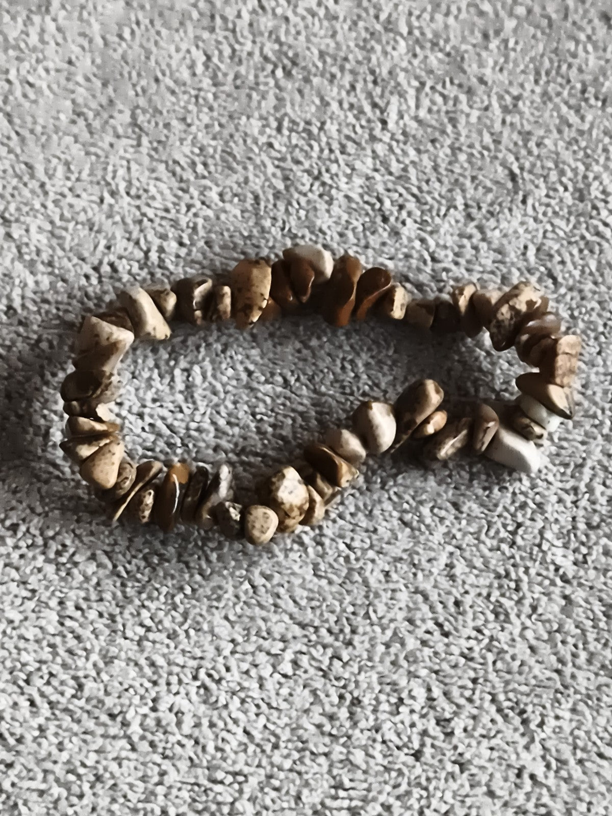 Bracelet chips pierres naturelles tons beige marron, bijou élastique minéraux