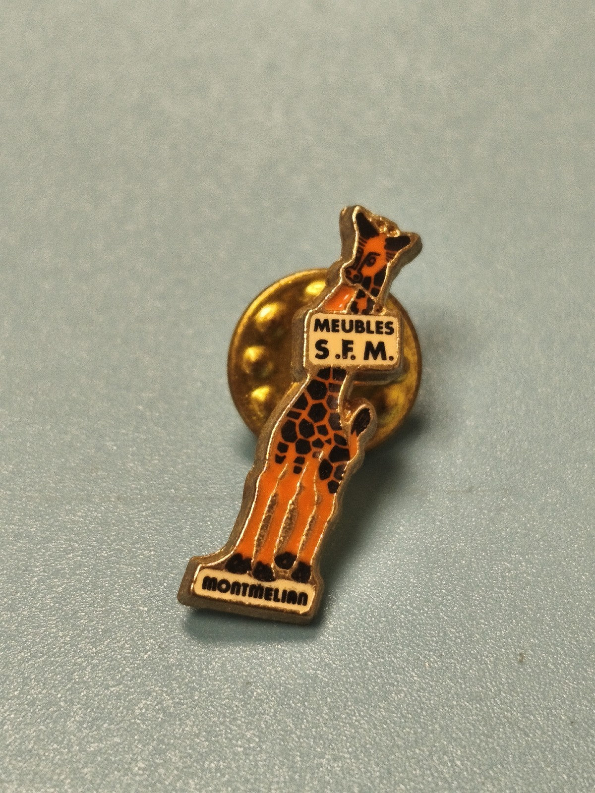 Vintage pin's girafe Meubles SFM Montmélian publicitaire ancien collection