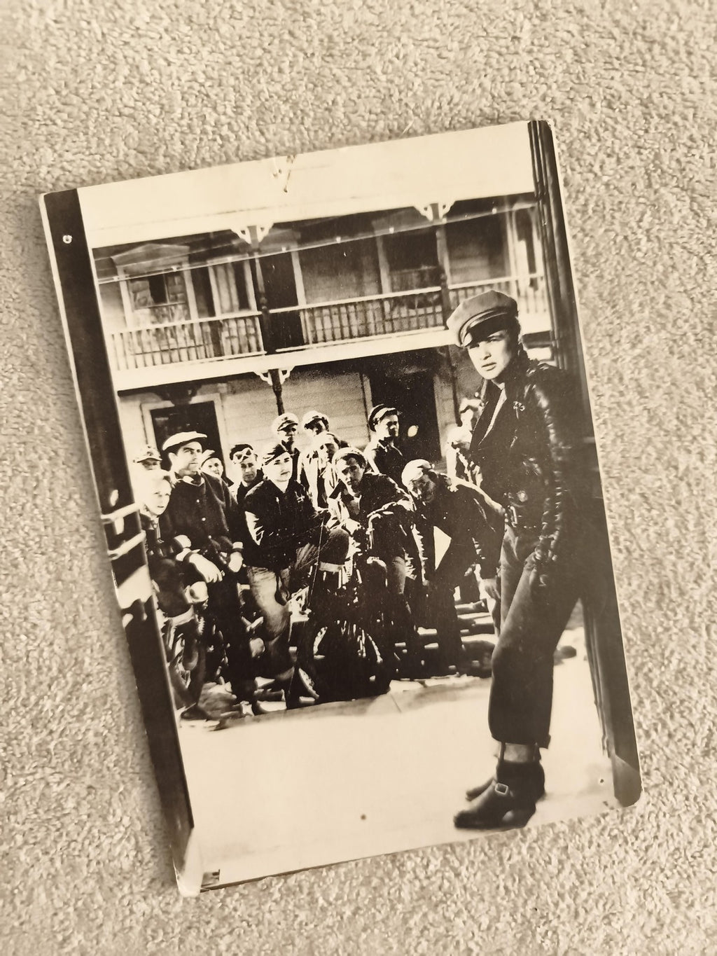 Carte postale ancienne photo Marlon Brando moto film vintage noir et blanc