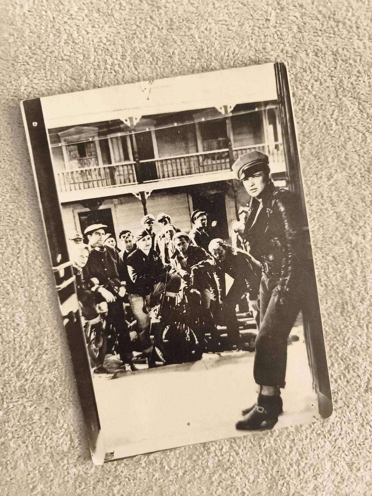 Carte postale ancienne photo Marlon Brando moto film vintage noir et blanc