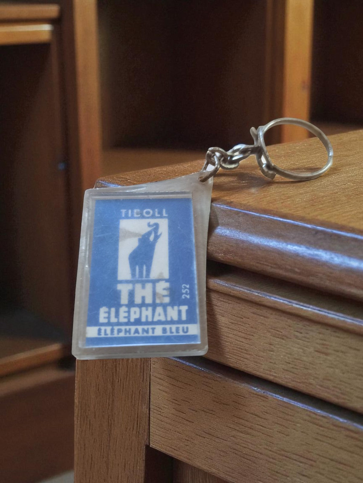 Porte-clés ancien Thé Elephant bleu publicitaire vintage rétro années 70