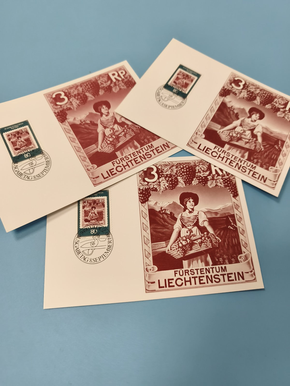 Lot cartes postales Liechtenstein timbrées thème vendanges femme costume