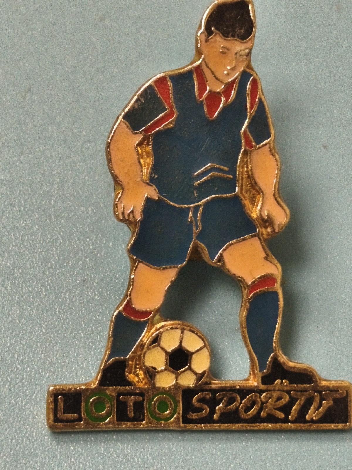 Pin's vintage Loto Sport joueur football émaillé collection sport ancien