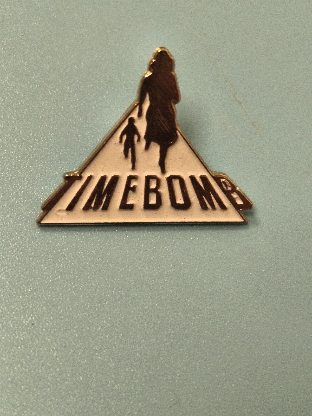 Vintage pin's triangle TIMEBOMB, silhouette femme et enfant, collection rétro