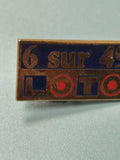 Pin's vintage Loto 6 sur 49, émaillé bleu et rouge, collection jeux (Ref 4)