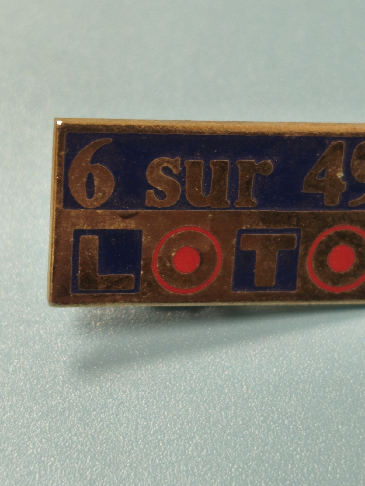 Pin's vintage Loto 6 sur 49, émaillé bleu et rouge, collection jeux (Ref 4)