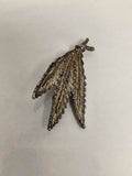 Broche feuille vintage aspect doré ancien bijou fantaisie rétro nature