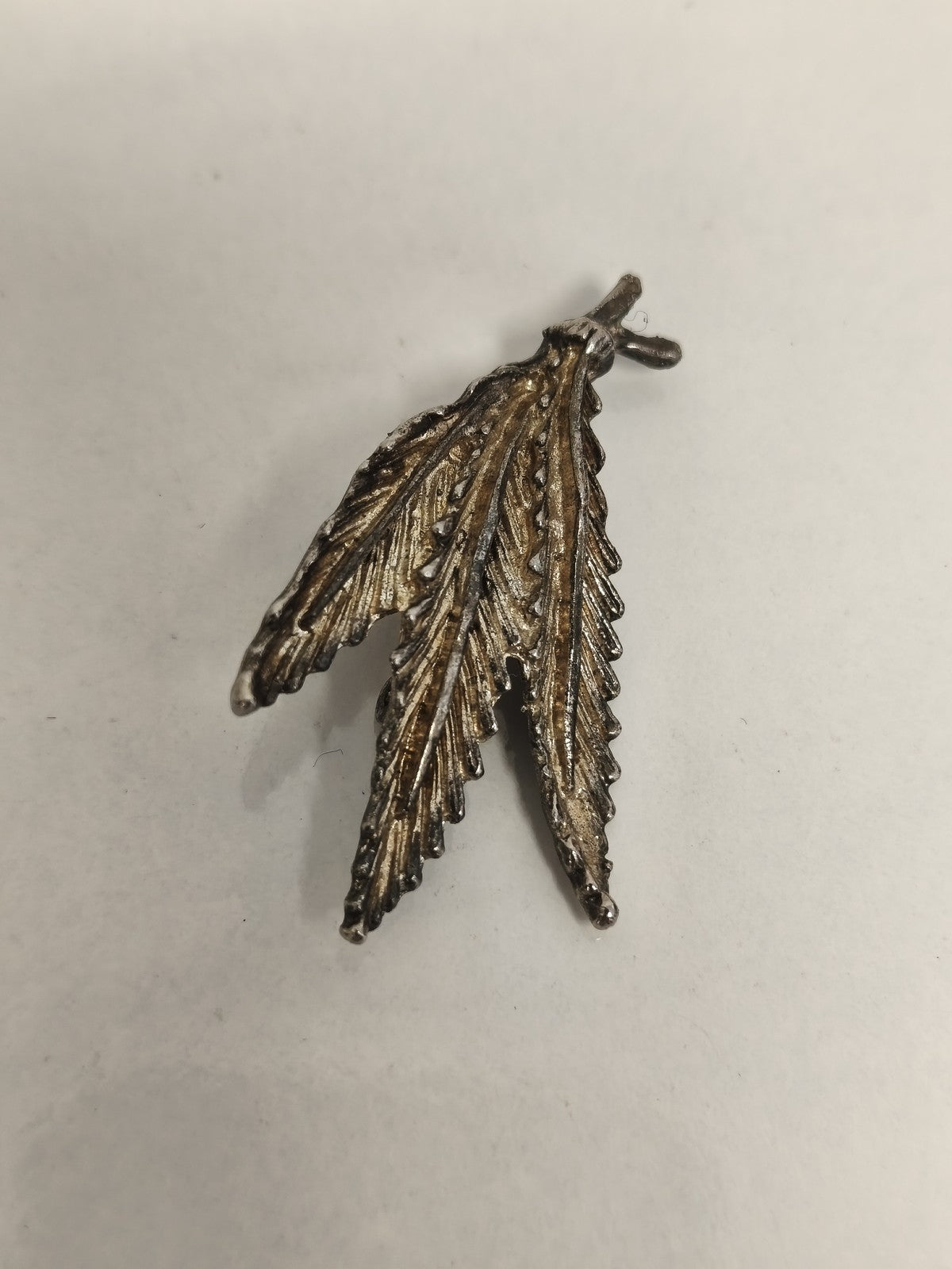 Broche feuille vintage aspect doré ancien bijou fantaisie rétro nature