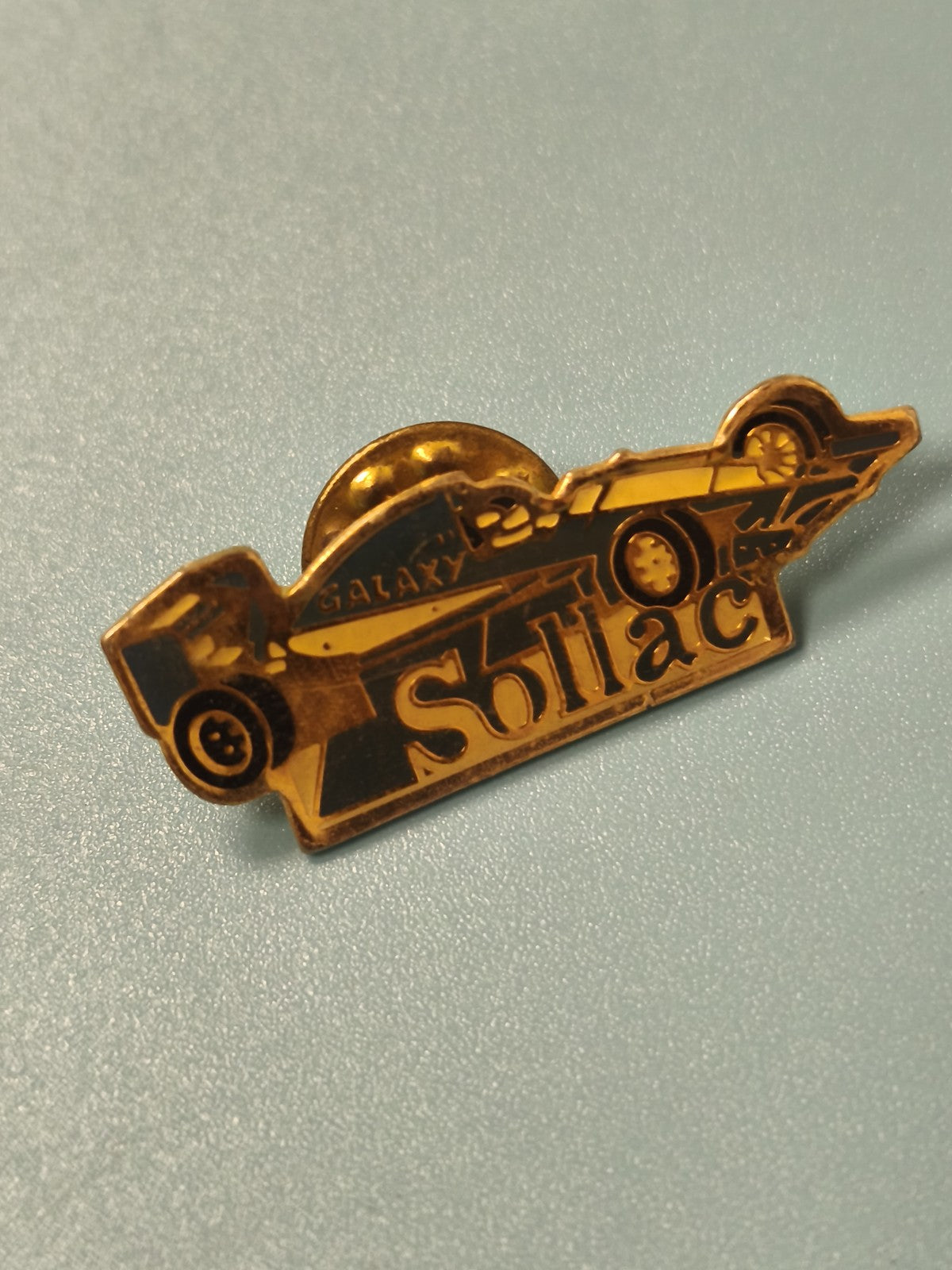 Pin's vintage Sollac Formule 1 voiture ancienne collection automobile