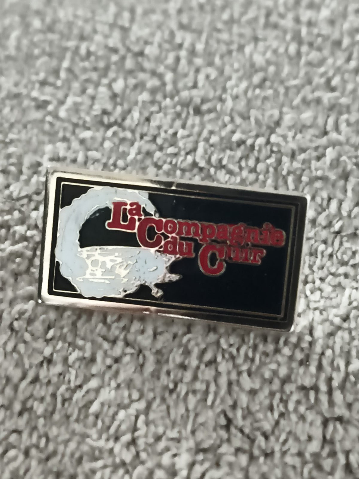 Pin's vintage La Compagnie du Cuir émaillé noir rouge logo rectangulaire (Ref 11