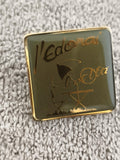 Pin's vintage l'Edonai doré, motif parasol, badge ancien rectangulaire (Ref 3)