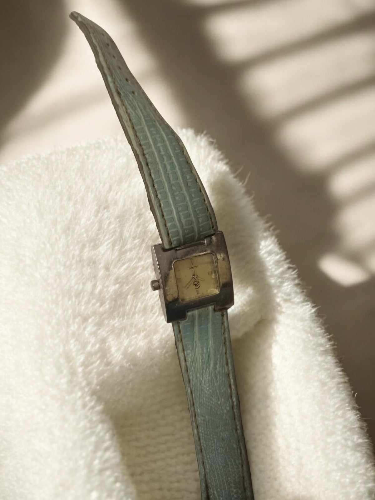 Montre vintage homme cadran carré rétro à réviser bracelet bleu ancien