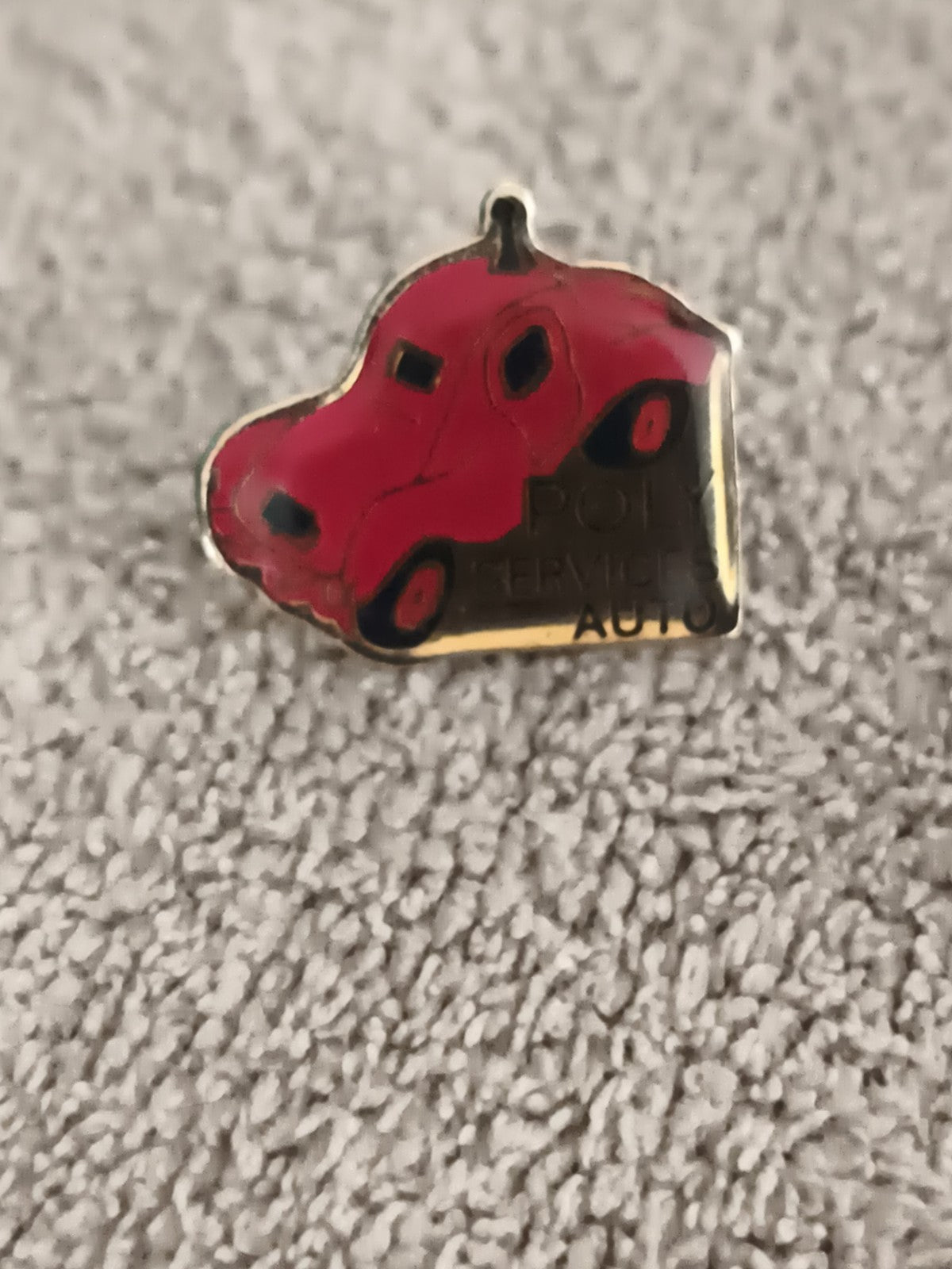 Pin's vintage voiture rouge Poly Services Auto, badge ancien auto, Ref 11