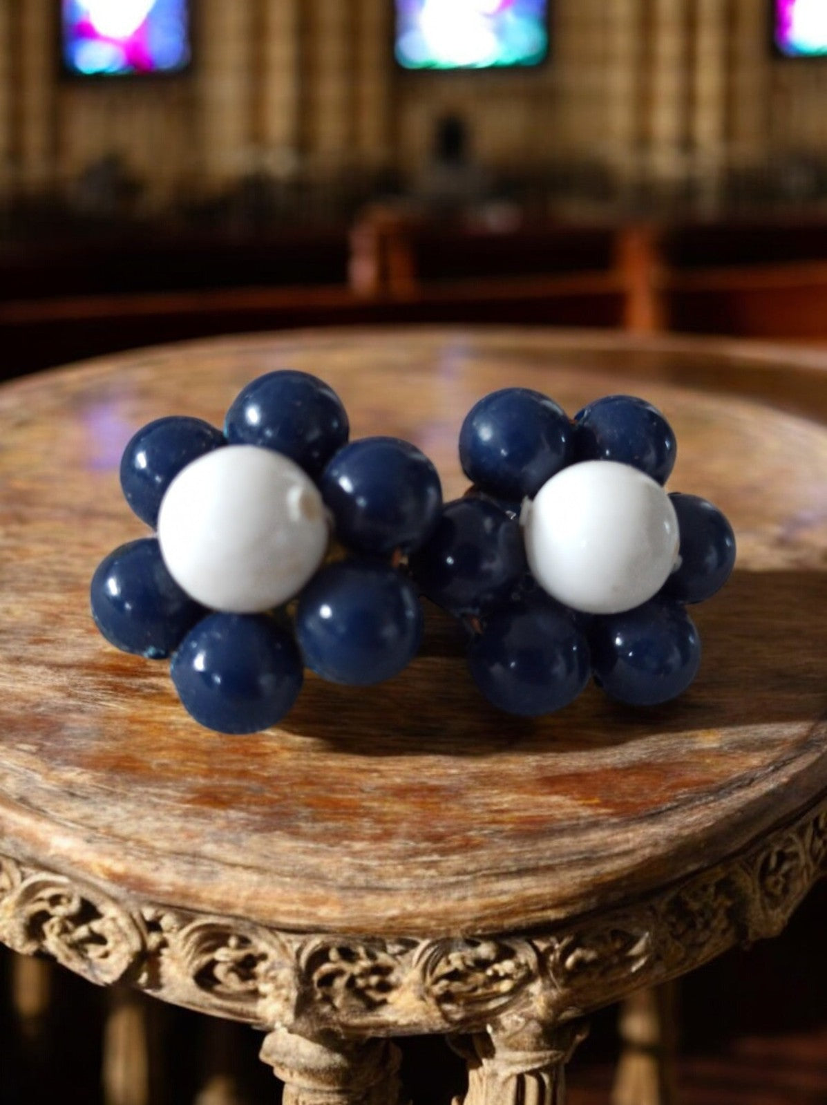 Boucles d’oreilles vintage fleur perles bleu marine blanc rétro 60s 70s clip