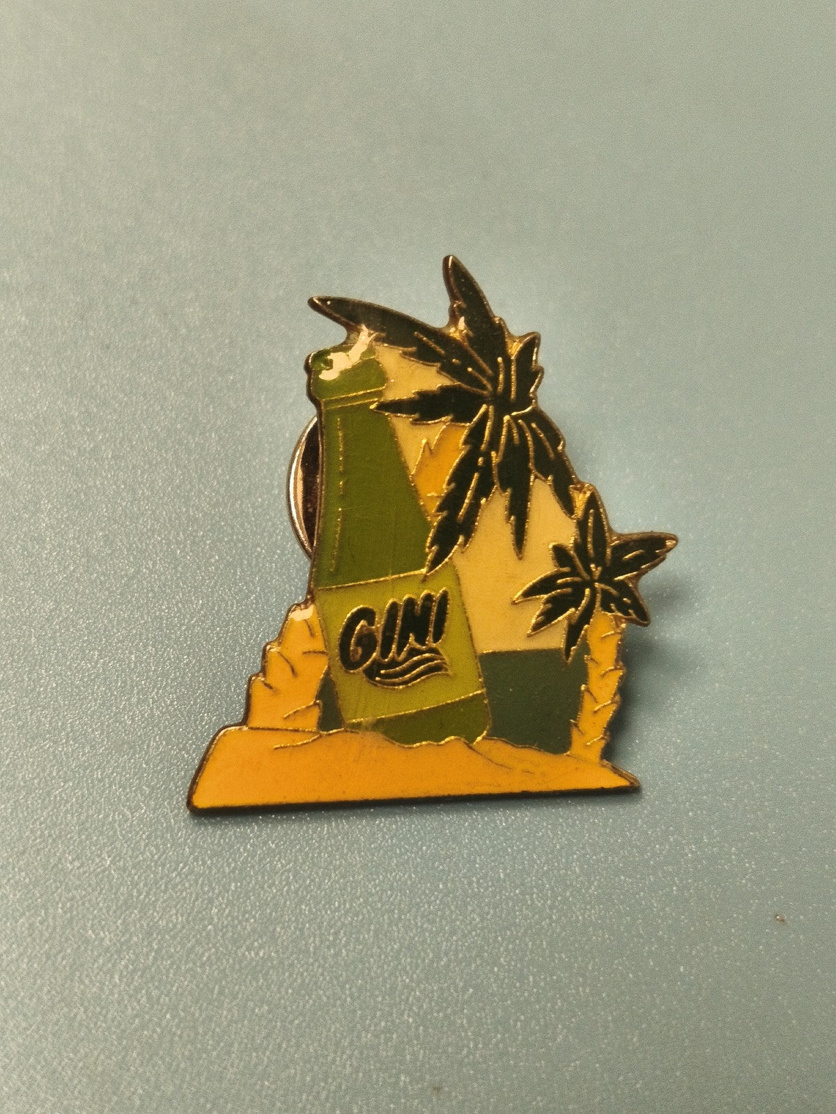 Vintage pin's publicitaire Gini bouteille verte palmiers collection soda