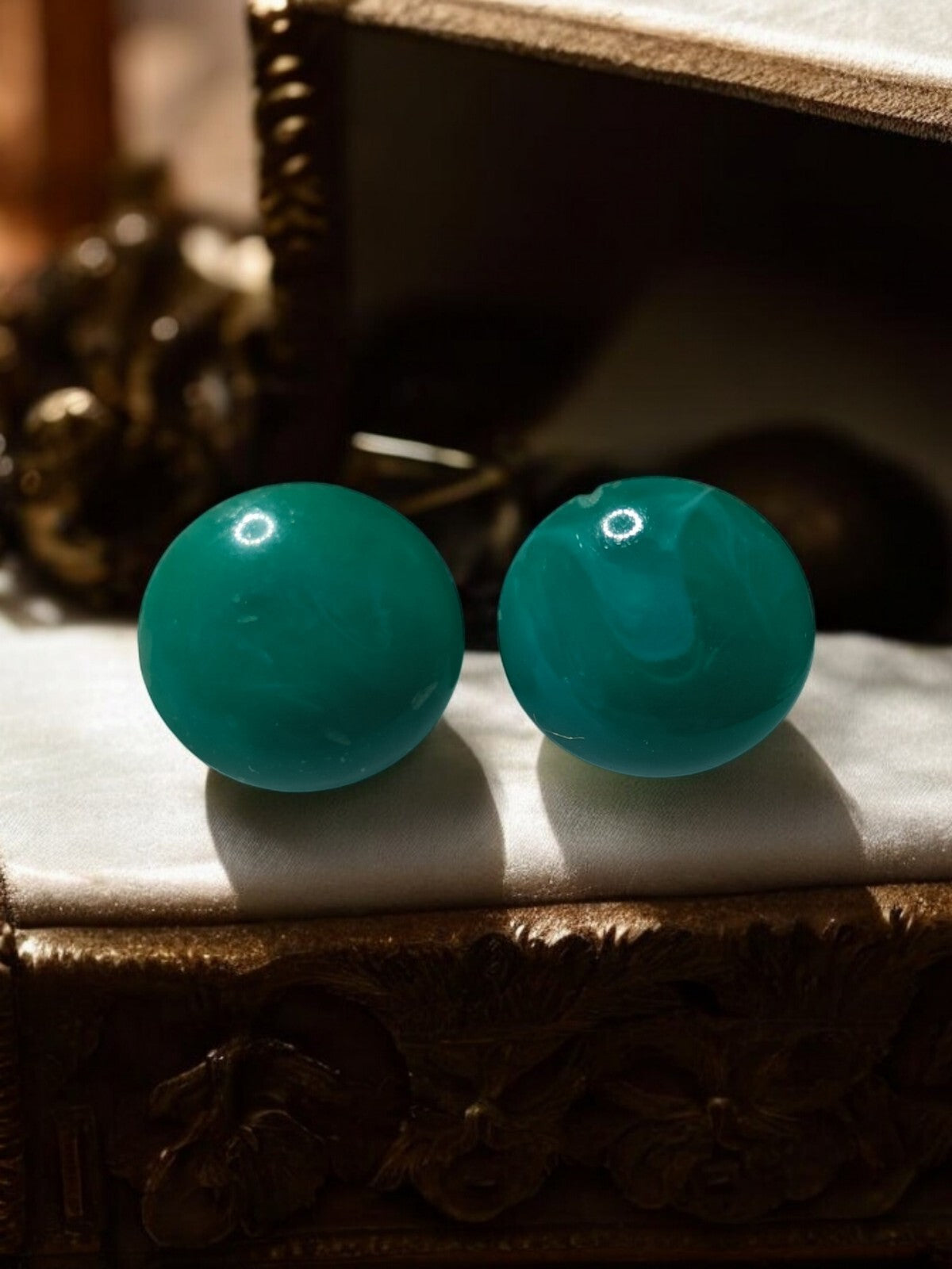 Paire boucles d’oreilles clips vintage vert émeraude sphère fantaisie ancien