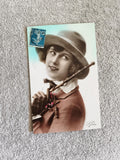 CPA femme chapeau pipe colorisée Léo 304 timbre bleu portrait rétro