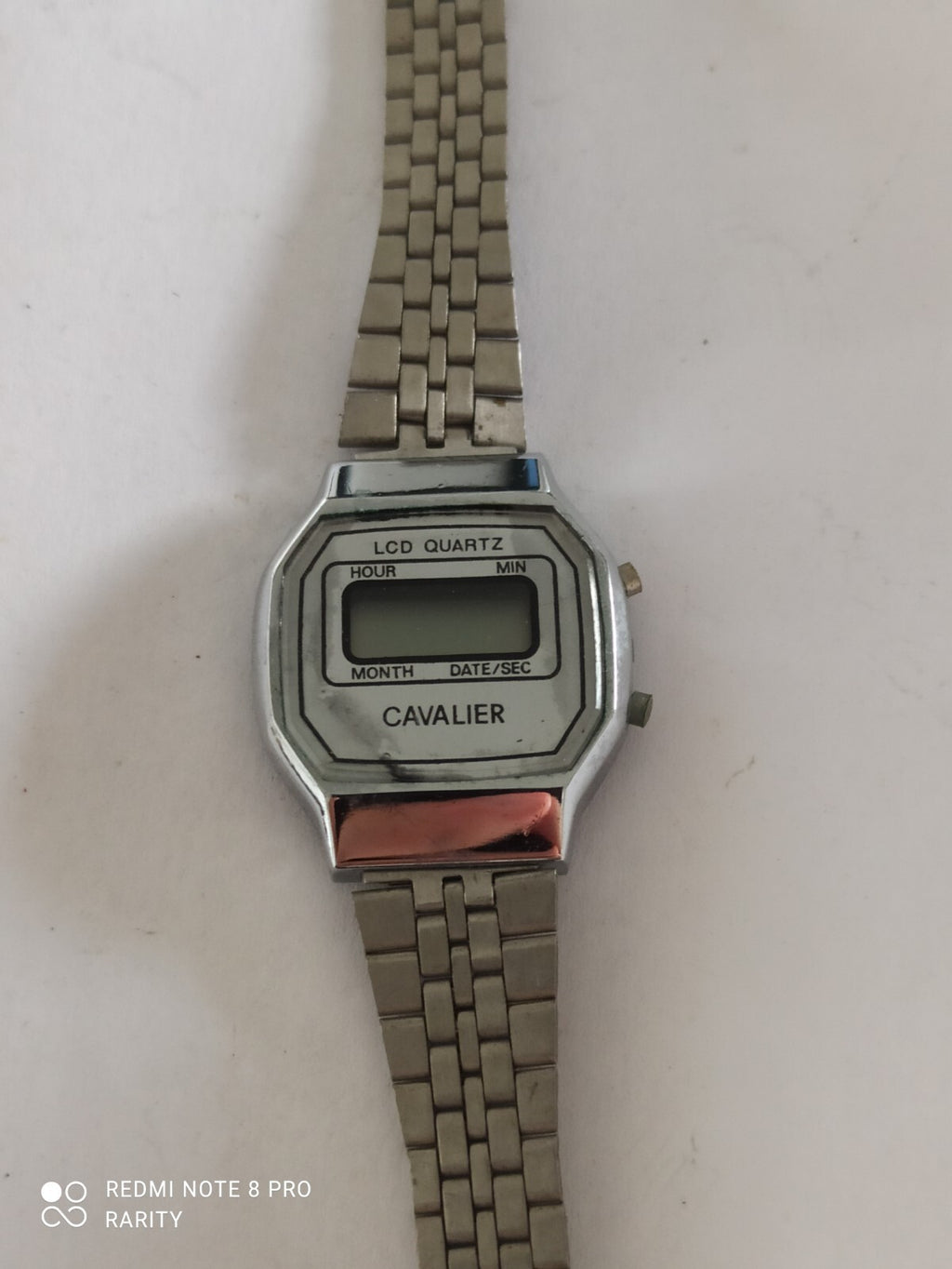 Montre vintage Cavalier LCD quartz hors service, bracelet aspect métal, années 8