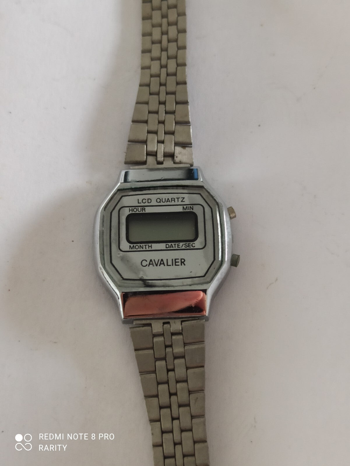 Montre vintage Cavalier LCD quartz hors service, bracelet aspect métal, années 8