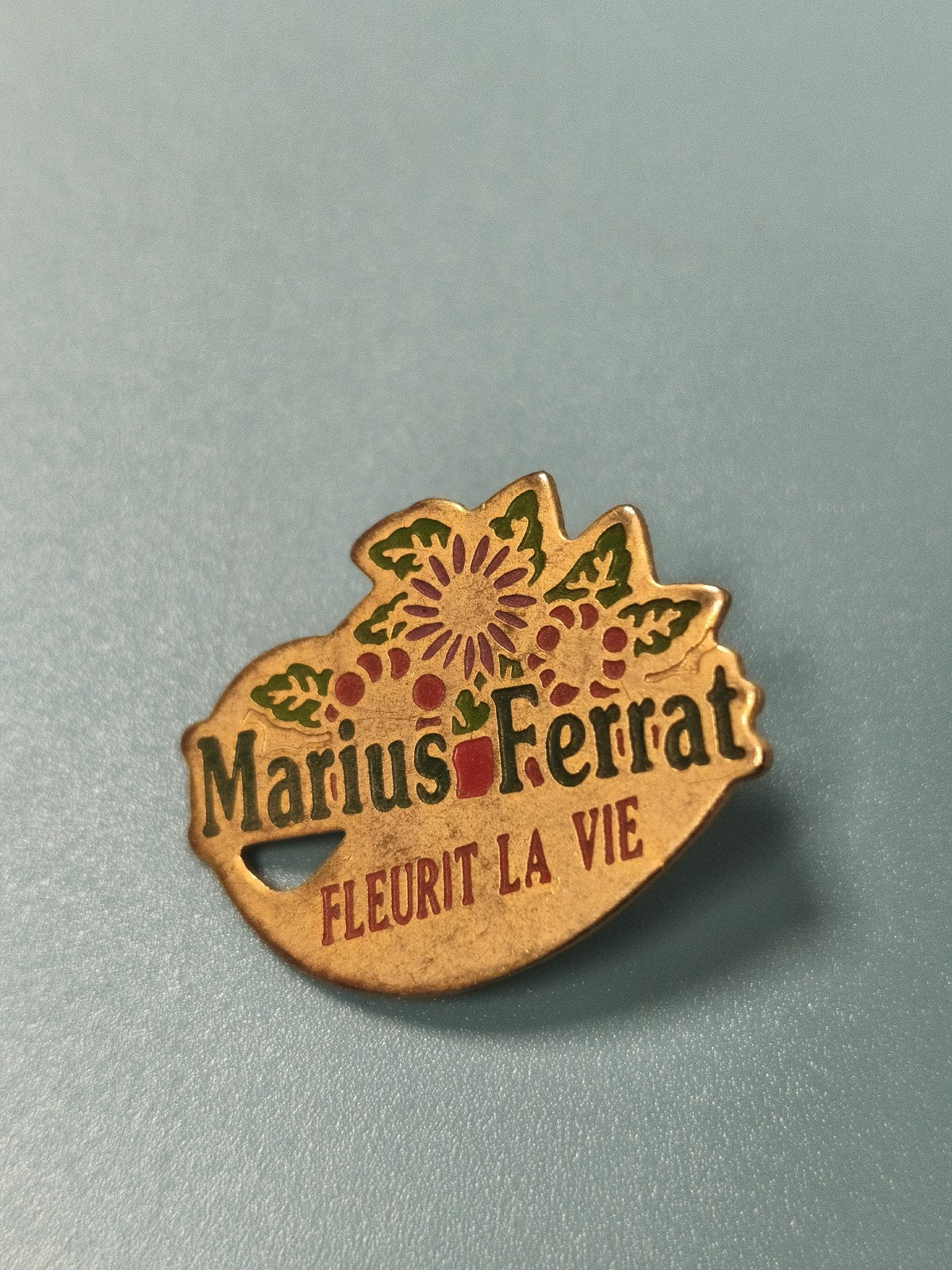 Pin's vintage Marius Ferrat fleur, émaillé, collection publicitaire ancien