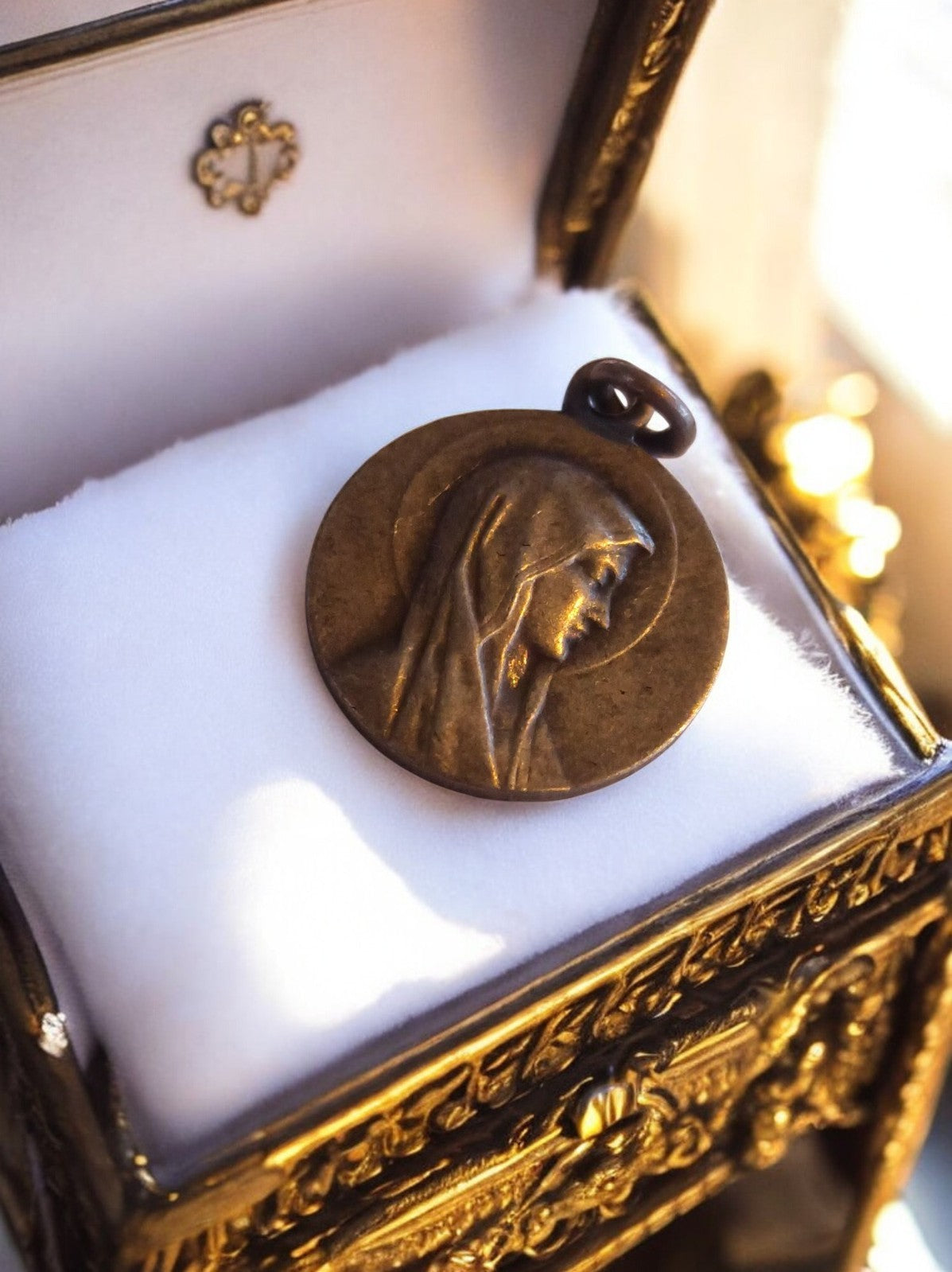Médaille religieuse ancienne Vierge profil métal doré vintage pendentif