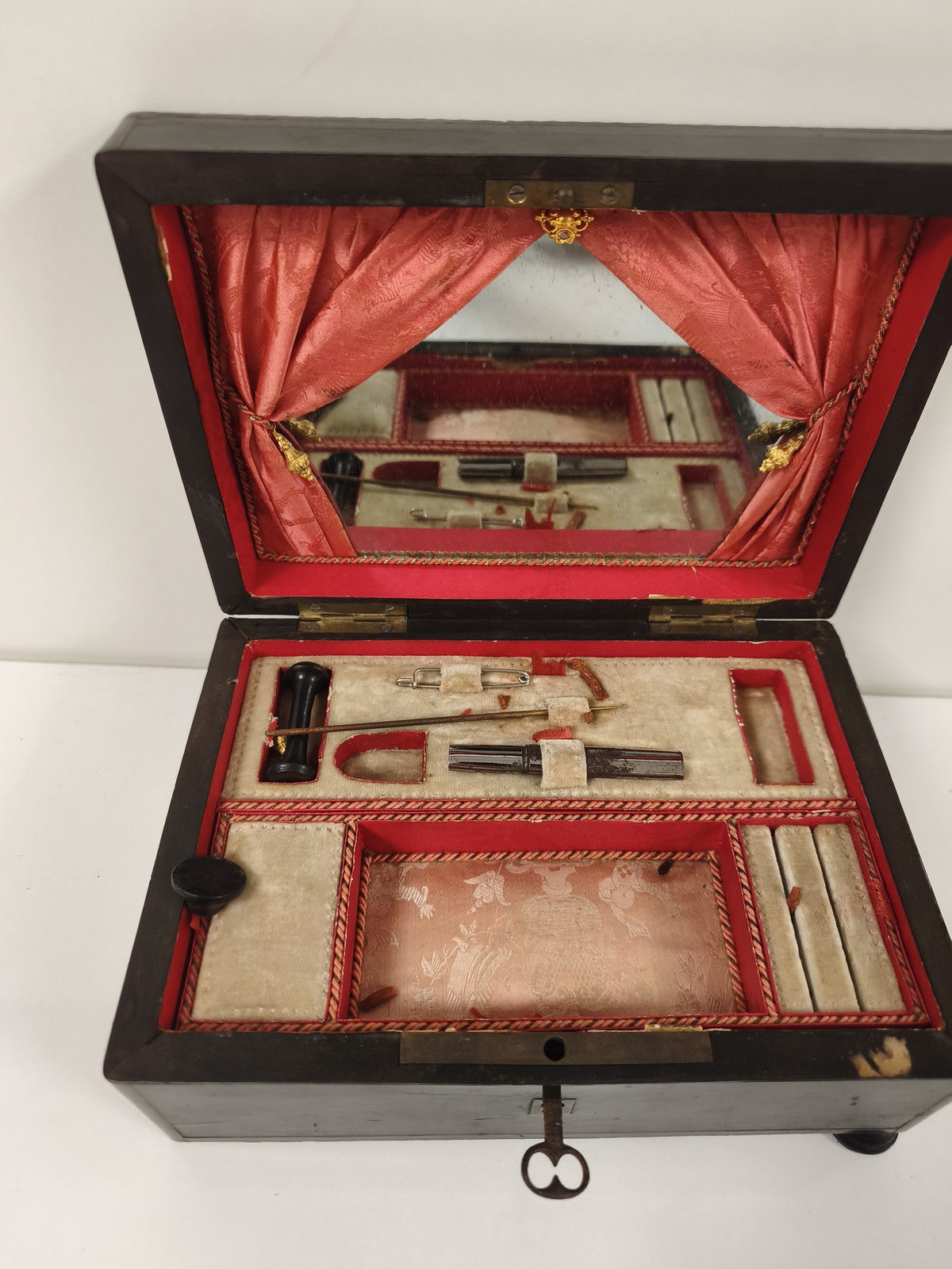 Ancien coffret Napoléon III à décor incrusté, clé d'origine, style vintage