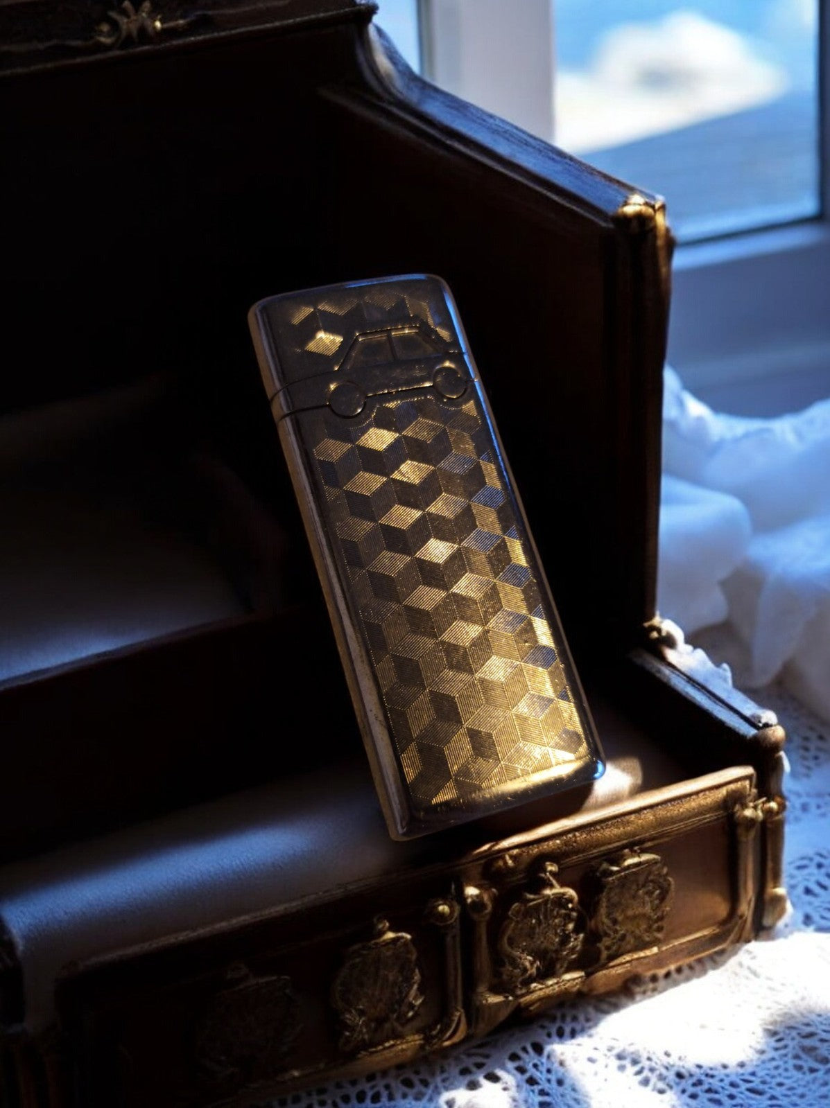 Briquet vintage rétro à motifs géométriques dorés voiture – à restaurer