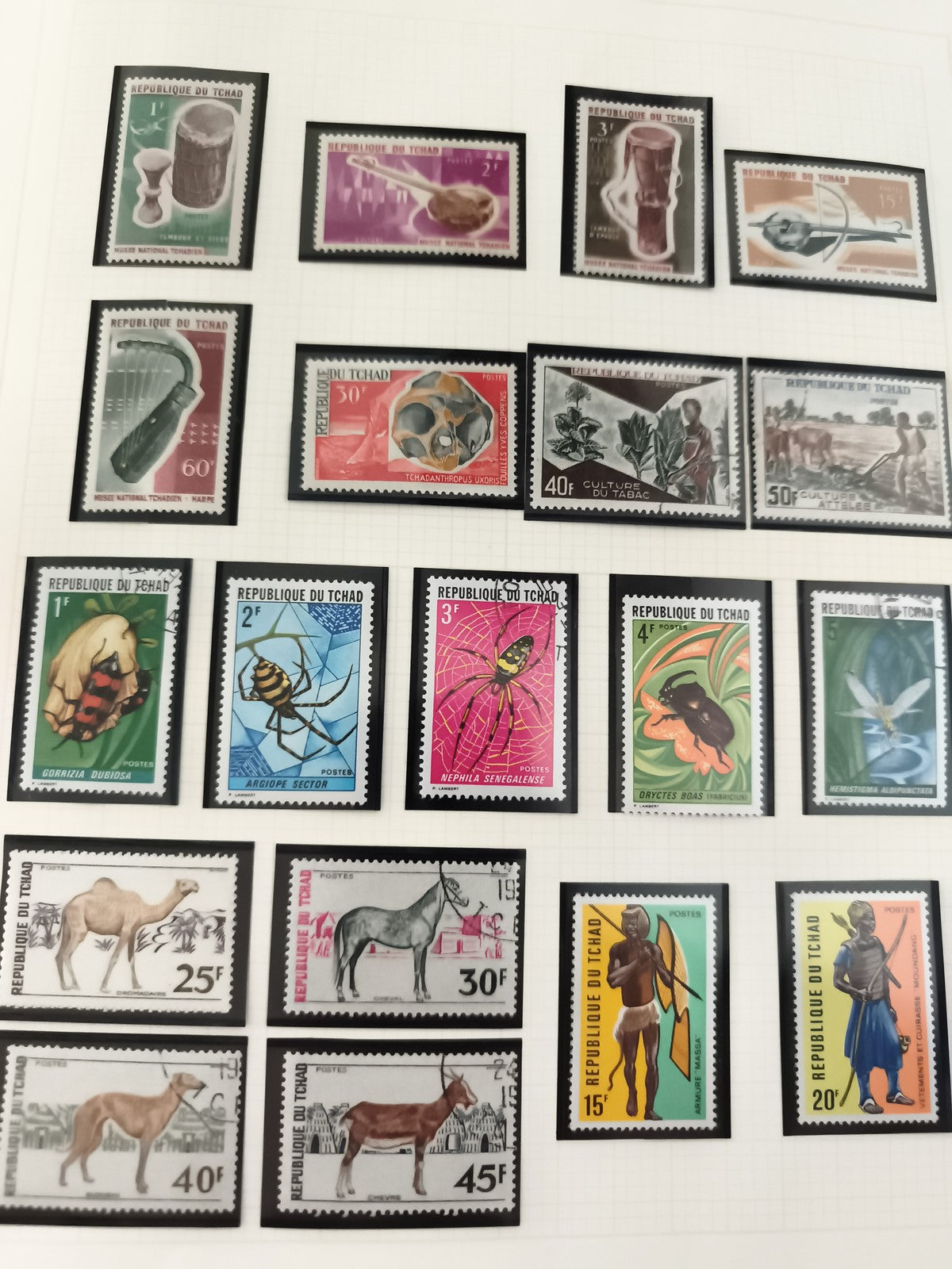 Timbres République du Tchad thématiques faune flore ethnographie philatélie