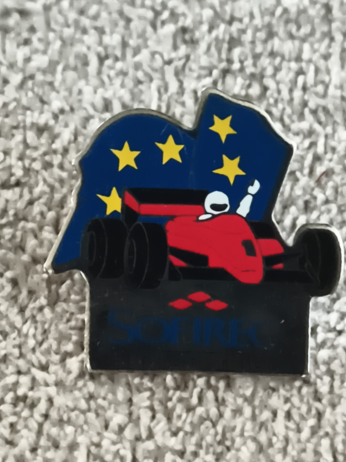 Pin's vintage Formule 1 SOFIREC rouge bleu étoiles, pilote F1 années 90 (Ref 8)