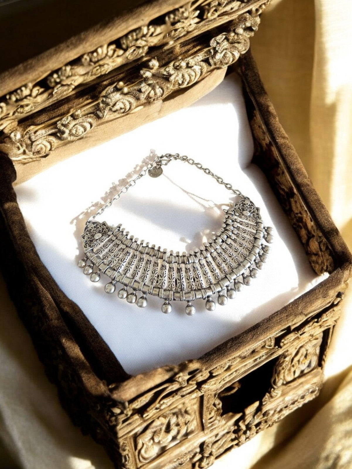 Collier plastron vintage argenté style ethnique, pendentif articulé, soirée