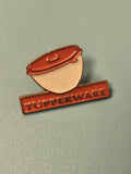 Vintage pin's Tupperware ancien logo, badge émaillé rouge et beige collection