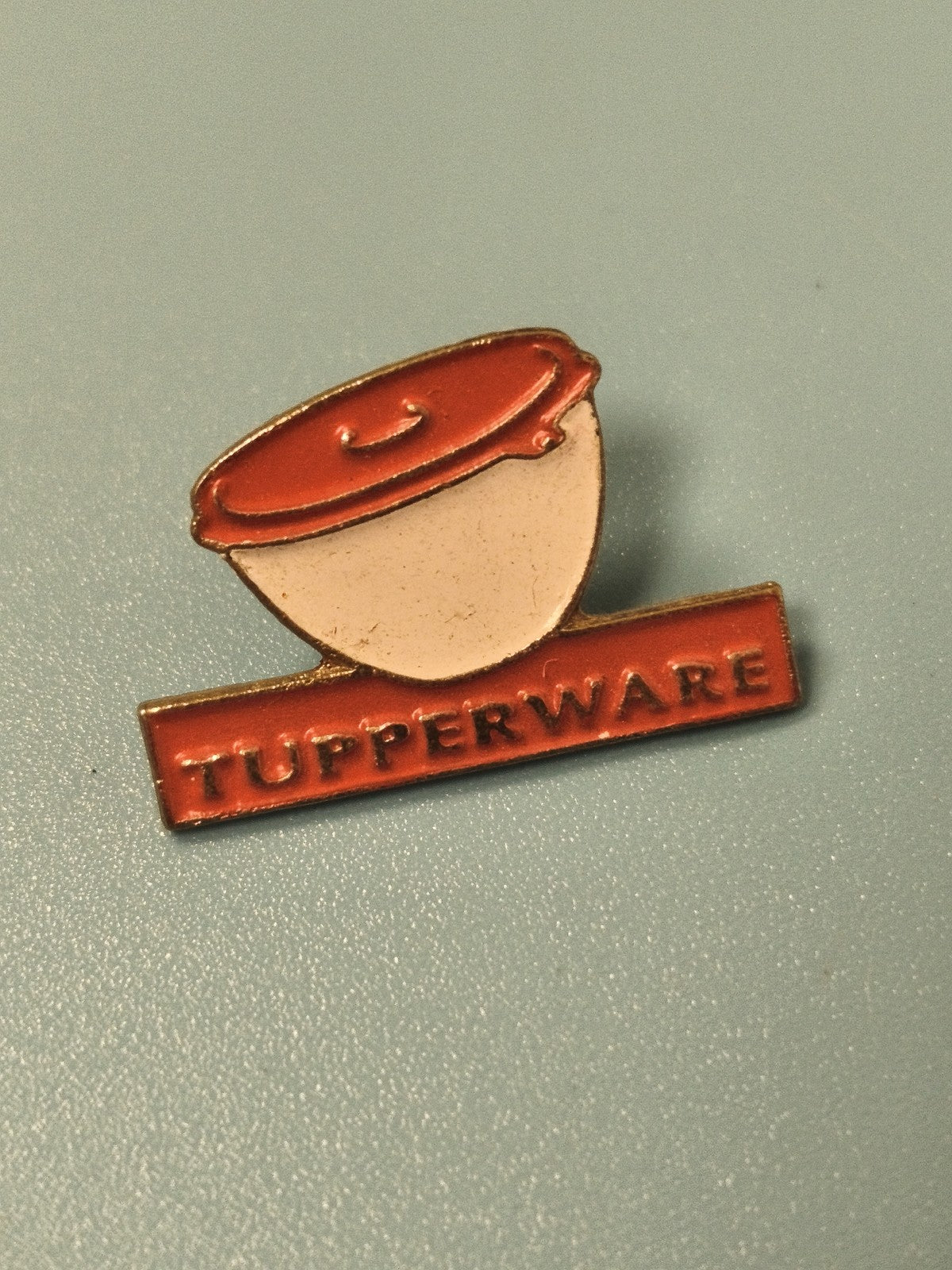Vintage pin's Tupperware ancien logo, badge émaillé rouge et beige collection