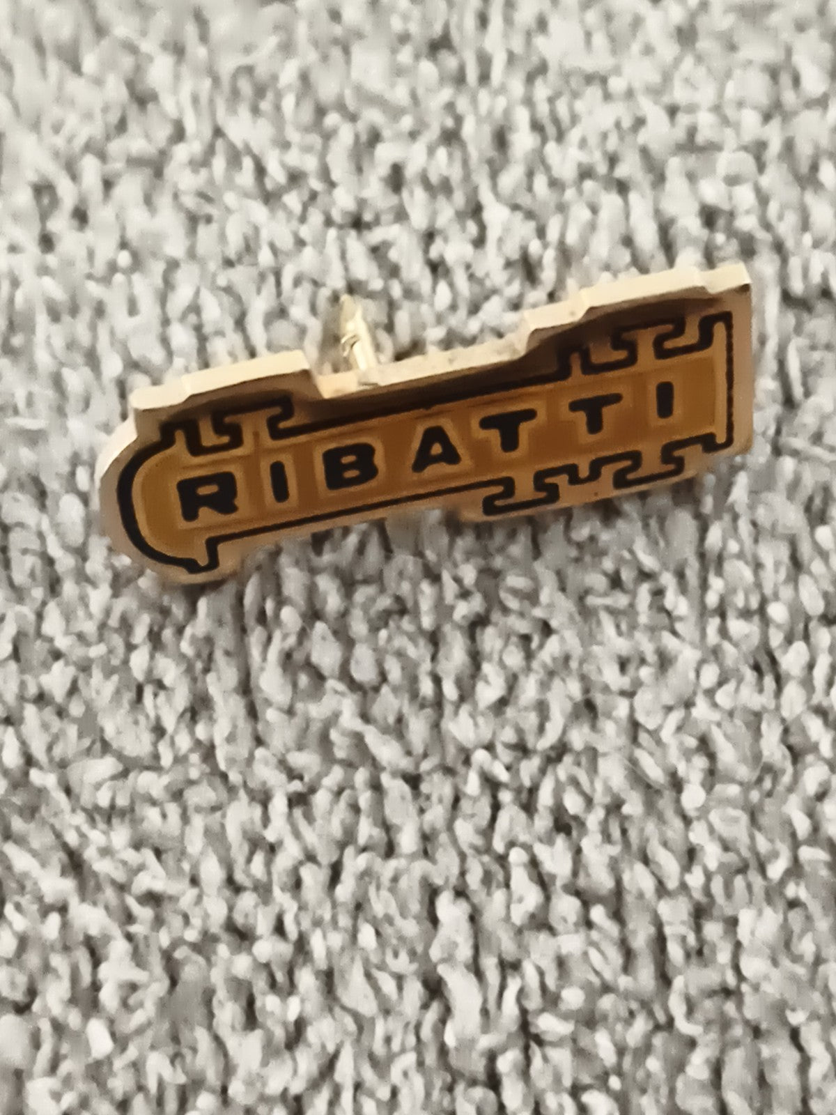 Pin's vintage RIBATTI logo doré jaune, badge ancien publicitaire (Ref 7)
