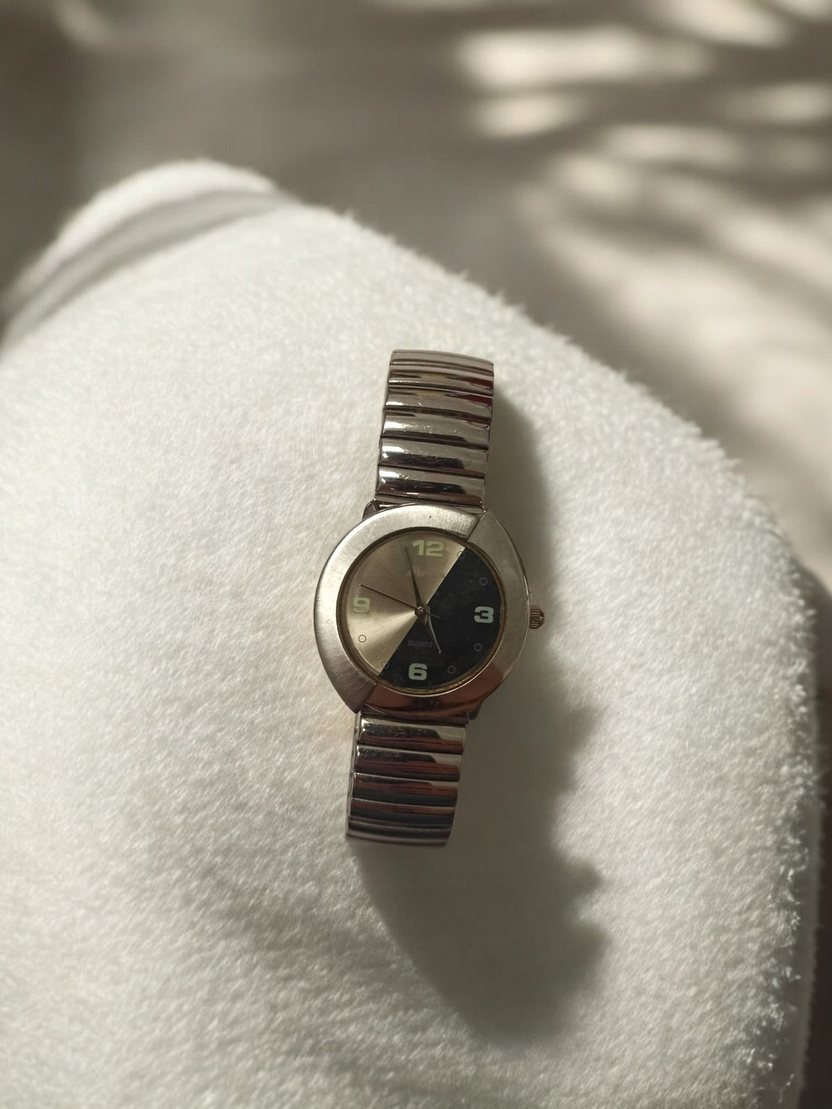 Montre vintage homme Alexis bicolore à quartz, bracelet extensible, à rénover