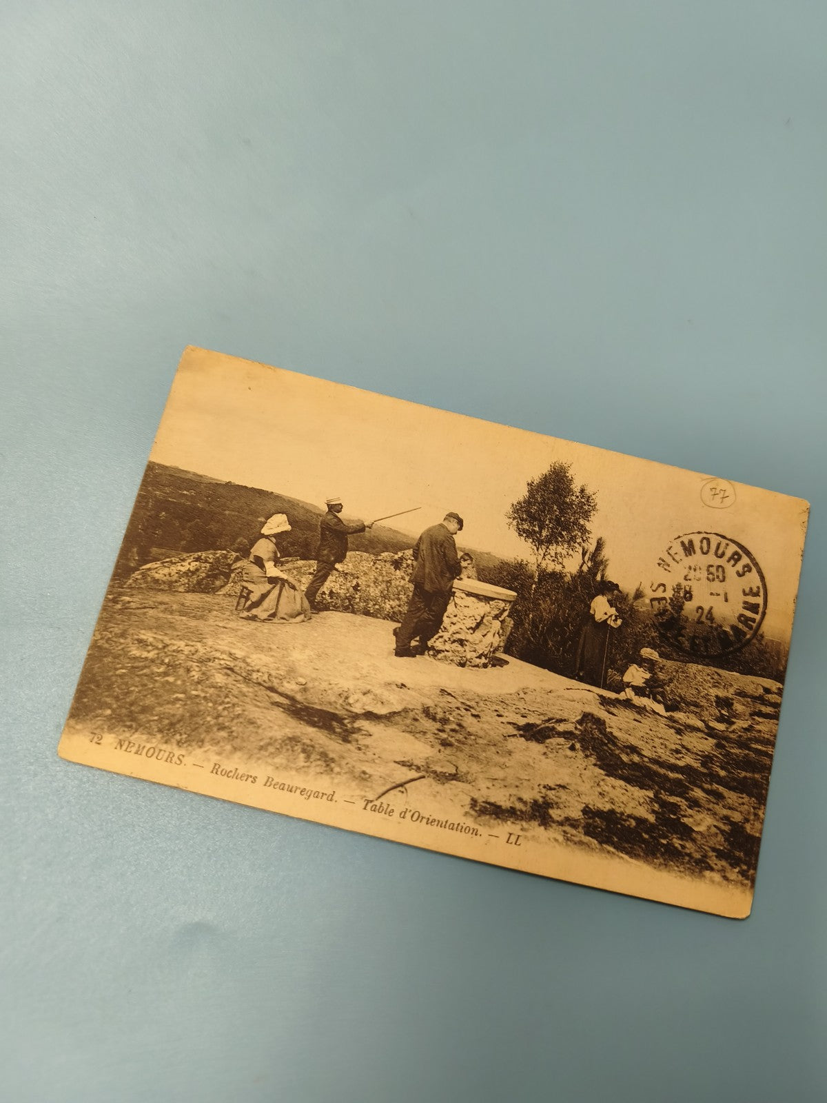 Ancienne carte postale animée Nemours Rochers Beauregard table orientation