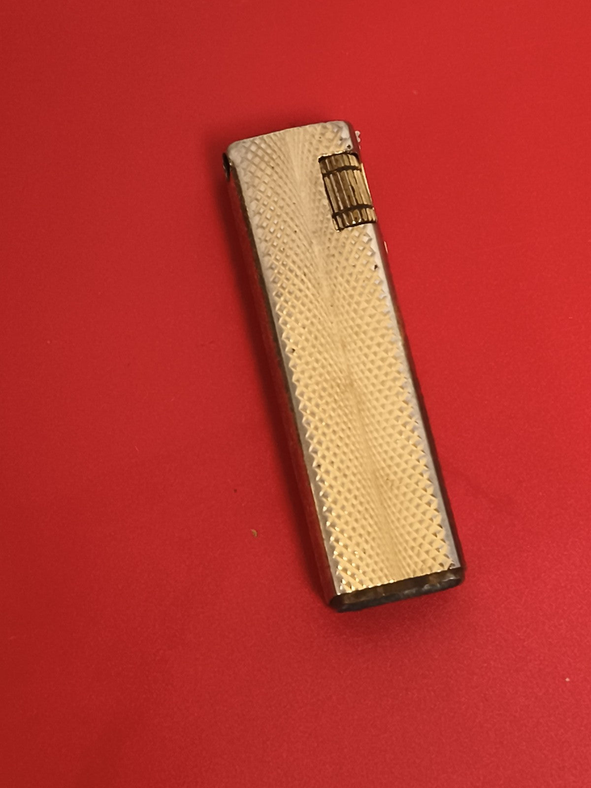 Briquet ancien finition dorée motif guilloché vintage, allumeur rétro