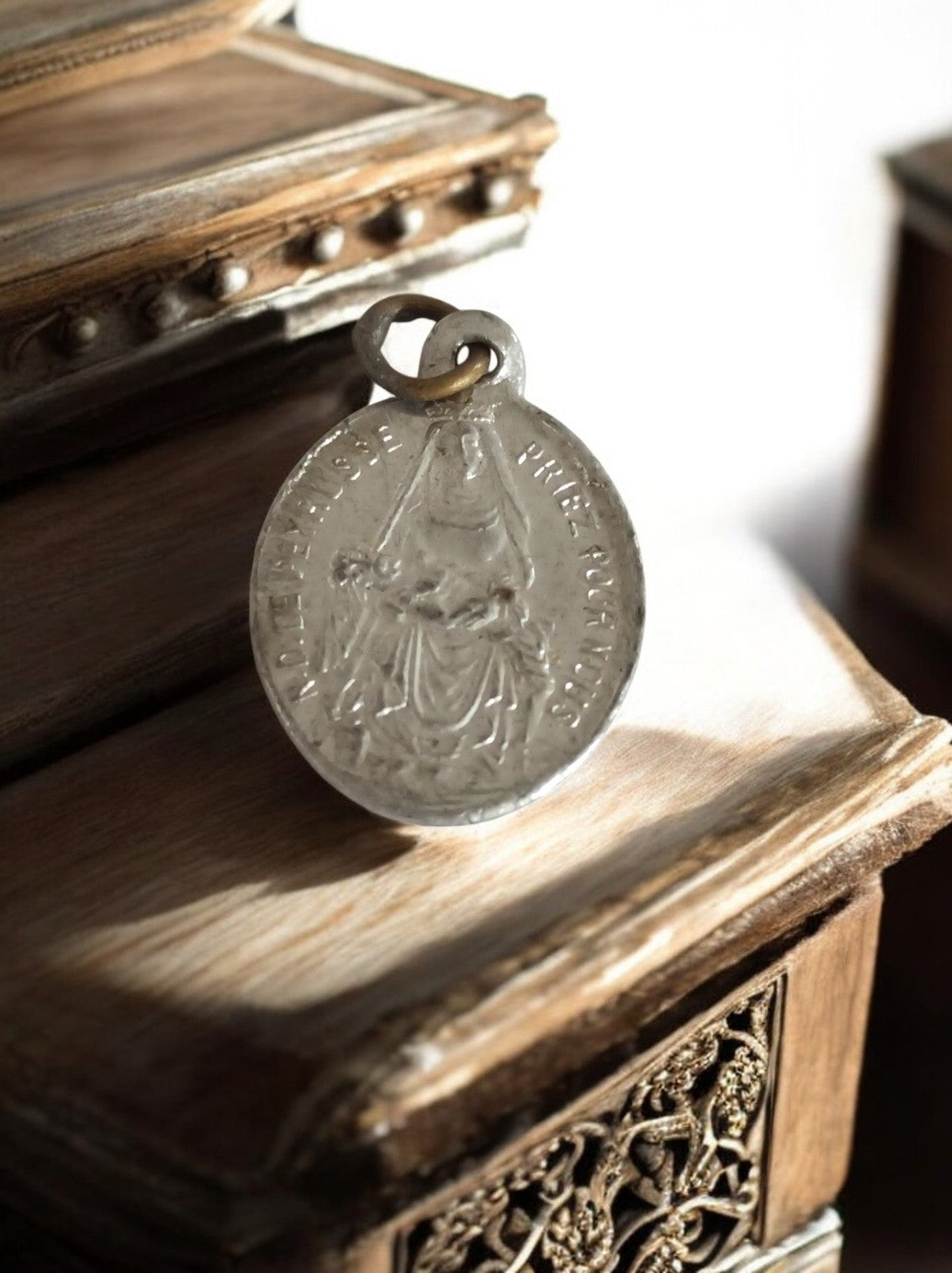 Pendentif religieux catholique vintage en métal argenté, Vierge, ovale ancien