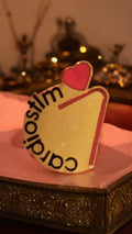 Pin's vintage Cardiostlm cœur rose forme carte, badge rétro années 90