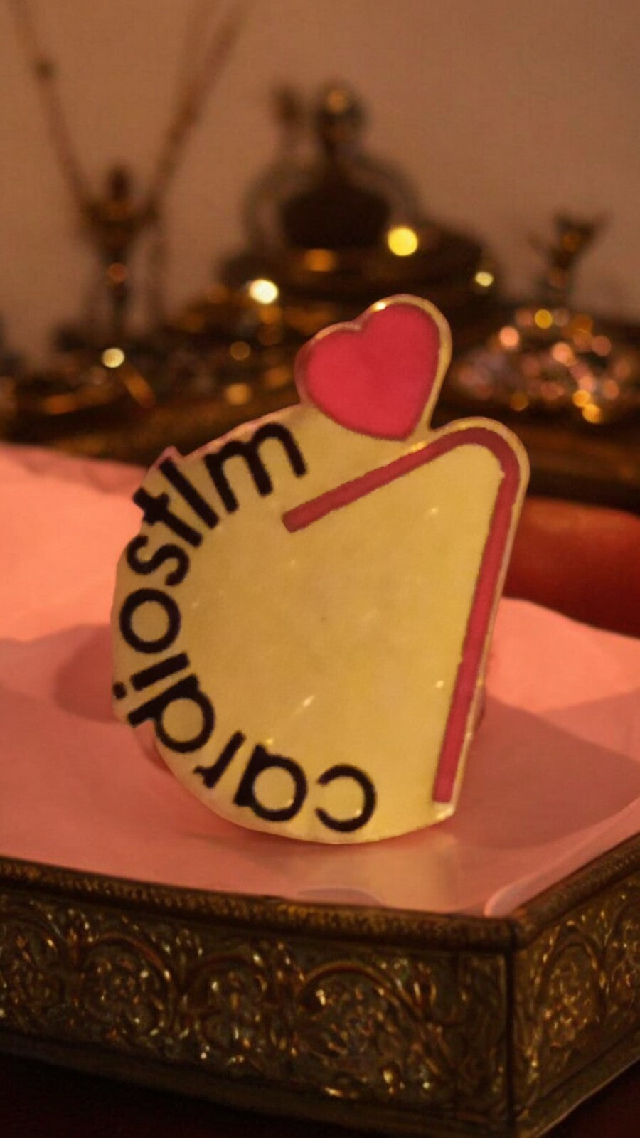 Pin's vintage Cardiostlm cœur rose forme carte, badge rétro années 90