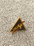 Pin's vintage UCAR triangle noir doré logo rétro années 80-90 (Ref 2)