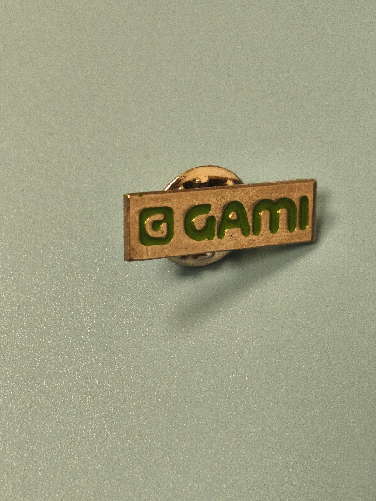 Vintage pin's GAMI logo rectangulaire vert, badge ancien collection (Ref 6)