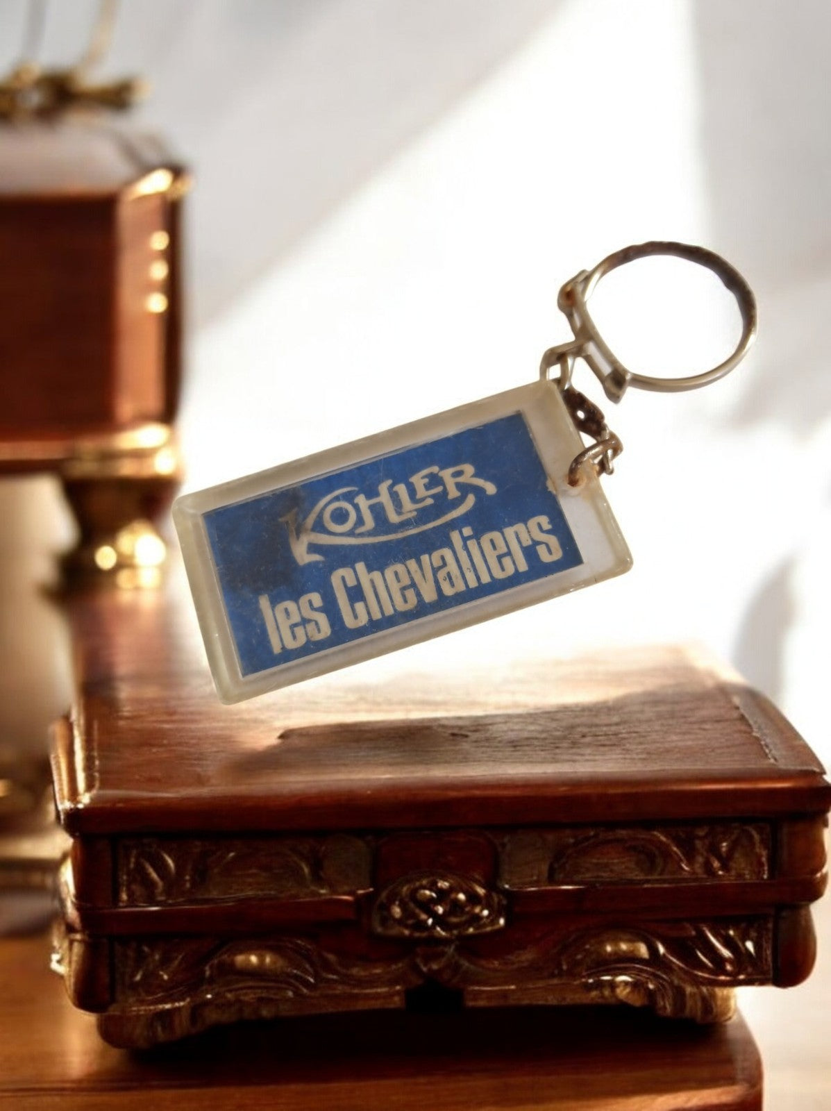 Porte-clés publicitaire vintage Kohler Les Chevaliers France rétro bleu