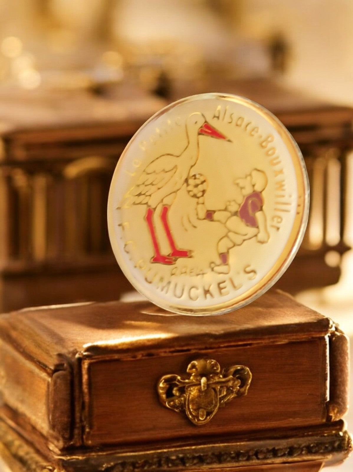 Pin's vintage FC Pumuckel's Alsace Bouxwiller football cigogne