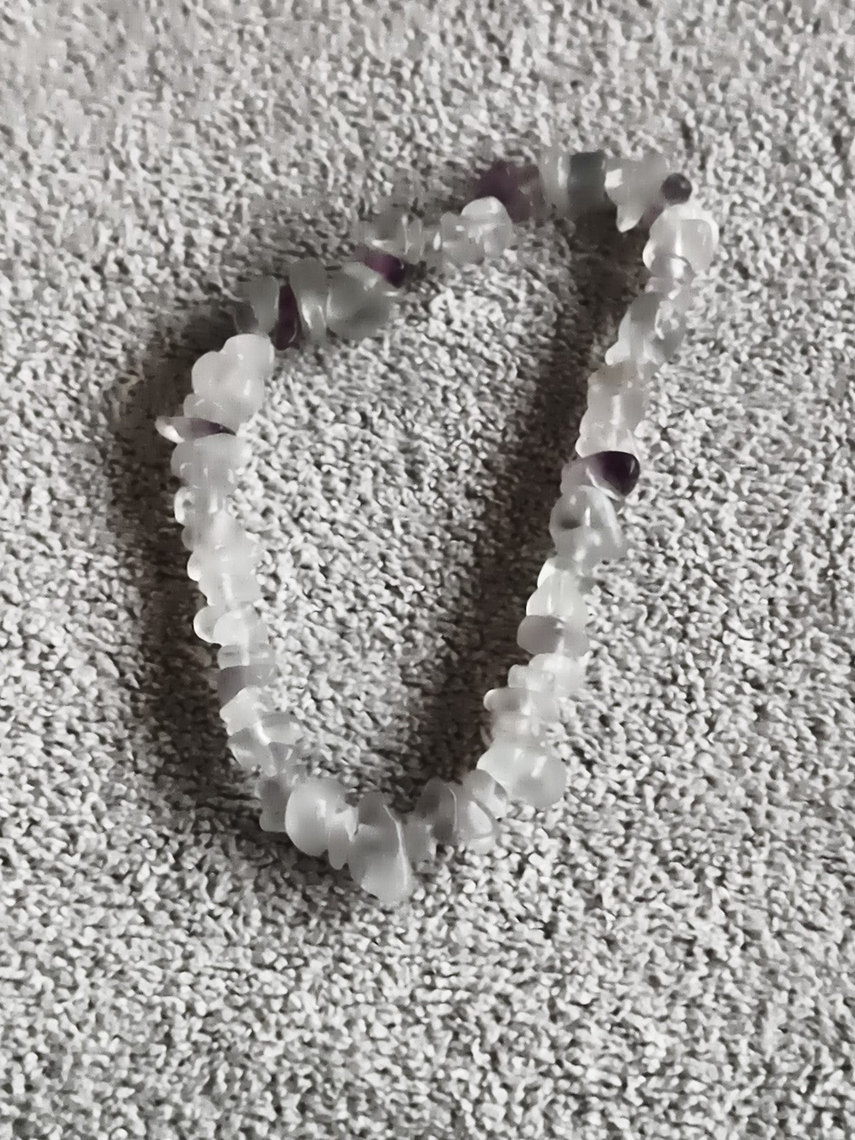 Bracelet pierres naturelles éclats translucides blanc violet élastique