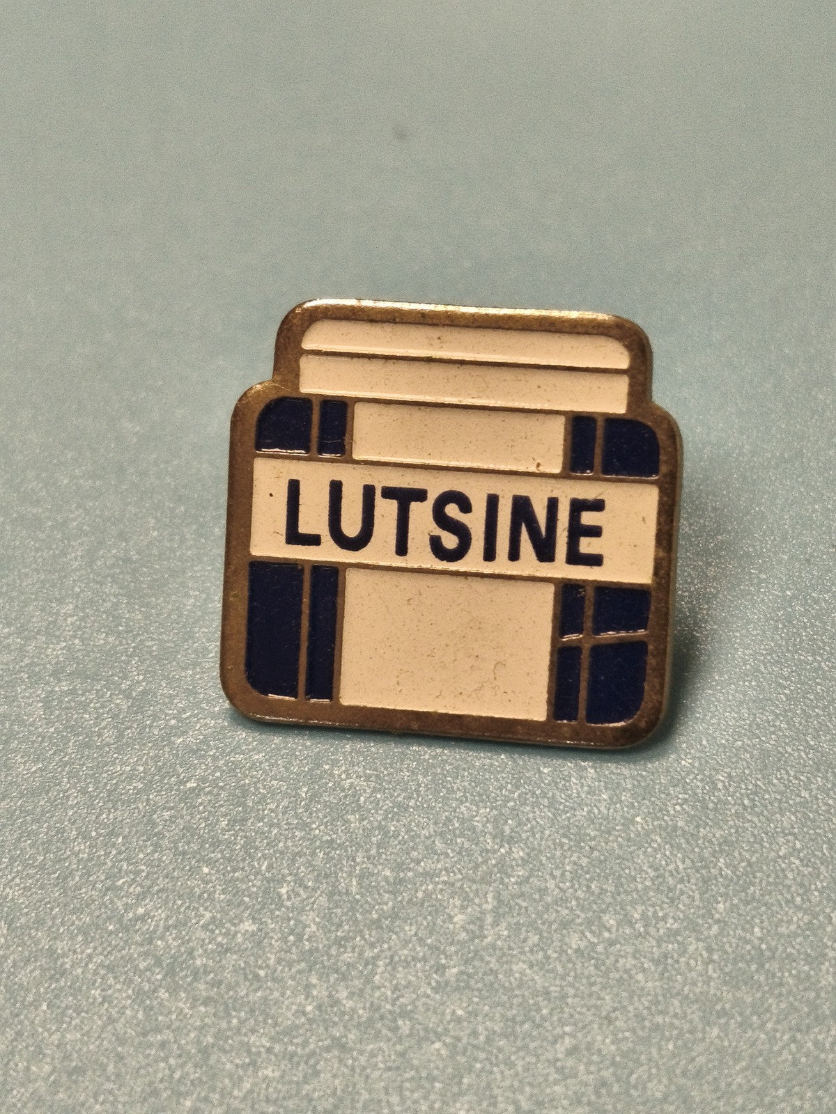 Pin's vintage Lutsine ancien, forme pot crème, bleu et beige, collection (Ref 15