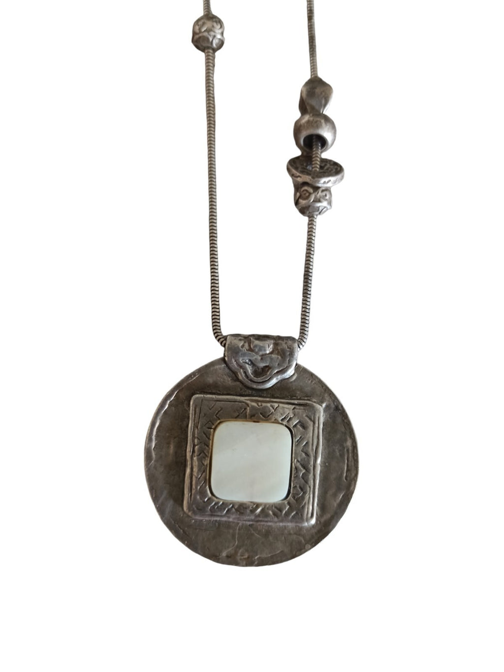 Collier pendentif vintage Entre Guillemets Paris argenté, médaillon rond signé