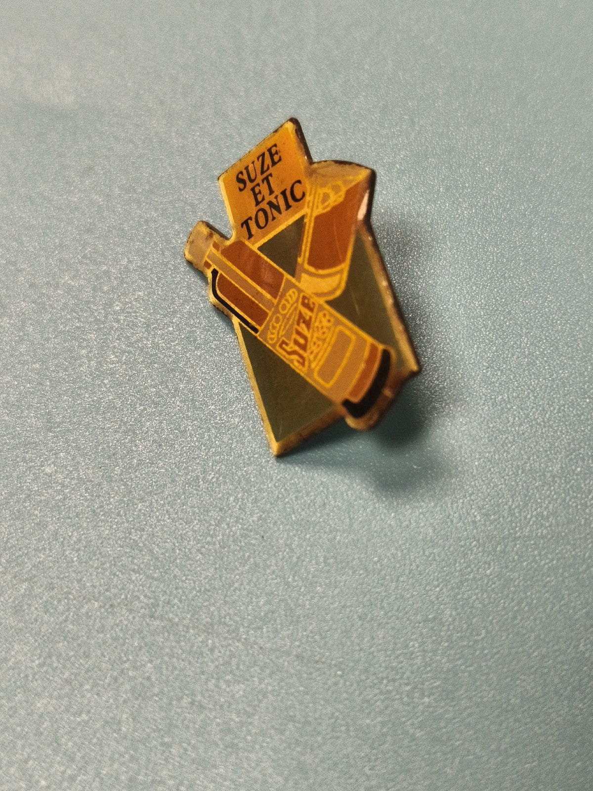 Vintage pin's Suze et Tonic boisson publicitaire jaune rétro collection